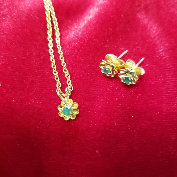 Jewelry - Vintage Daisy Emerald stone and gold tone, Necklace and Earrings